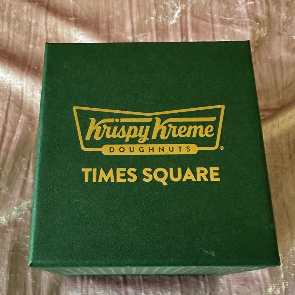 Krispy Kreme Big Apple Exclusive Gift Box - Times Square Souvenir